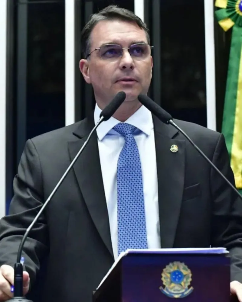 Pré-candidato, Flávio Bolsonaro aposta em “campanha” internacional pela Presidência; entenda