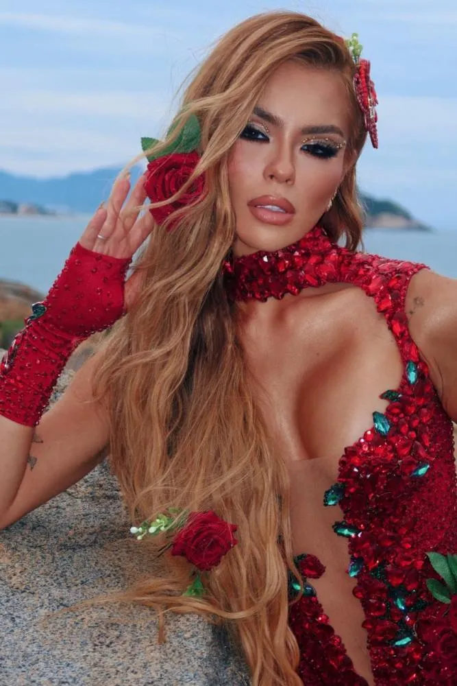 Bia Michelle, musa do Salgueiro, usa look ousado em ensaio técnico e conta que desistiu de dieta com 20 ovos em preparação para o carnava