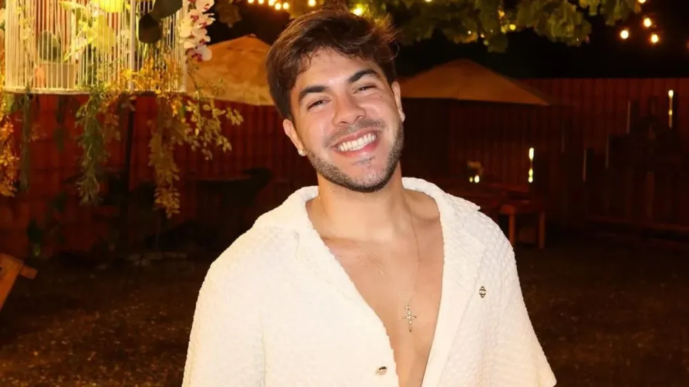 Álvaro rebate influenciadora após ser acusado de preconceito e grosseria em restaurante “Foi sem noção e mal-educada”