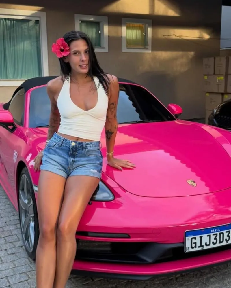 Ana Castela ostenta novo veículo de luxo de R$1 milhão: “Deixa ela com o carro rosa dela”