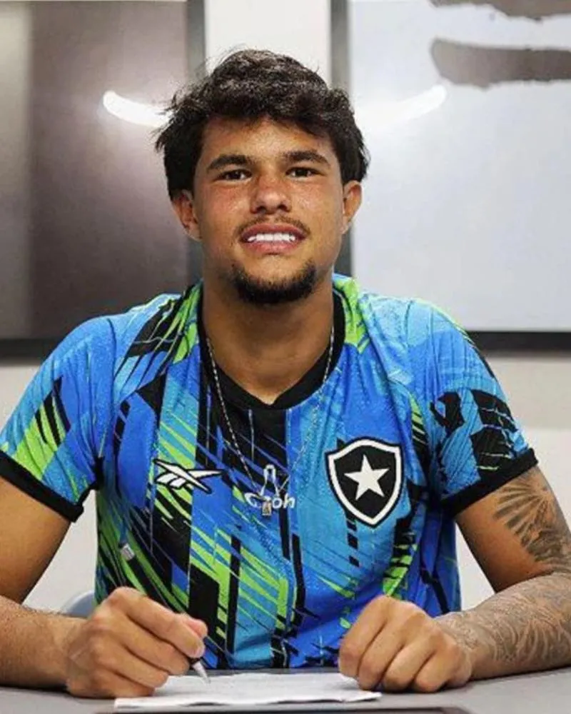 No dia de seu aniversário, Bruninho Samudio assina primeiro contrato profissional com o Botafogo