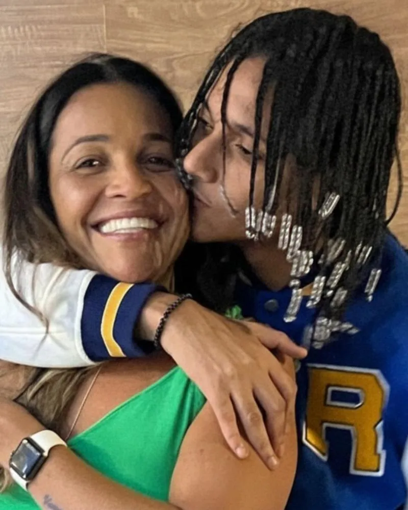 Mãe de Oruam faz apelo desesperado para que o rapper se entregue à polícia: “Você se perdeu”