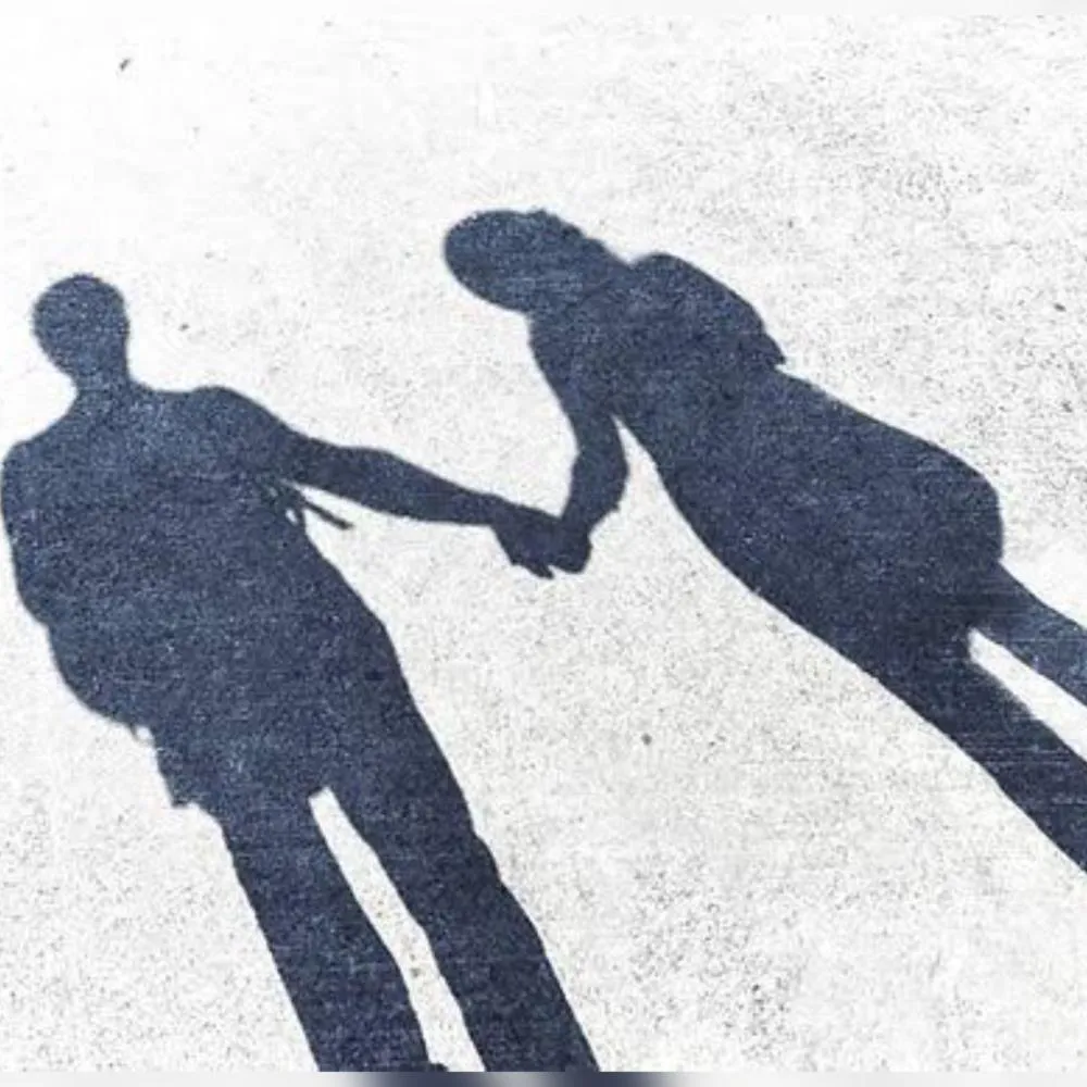Quem é o cantor famoso, que está se envolvendo com outra mulher, mas ainda desfila por aí com a ex-famosa por conta de contratos publicitários
