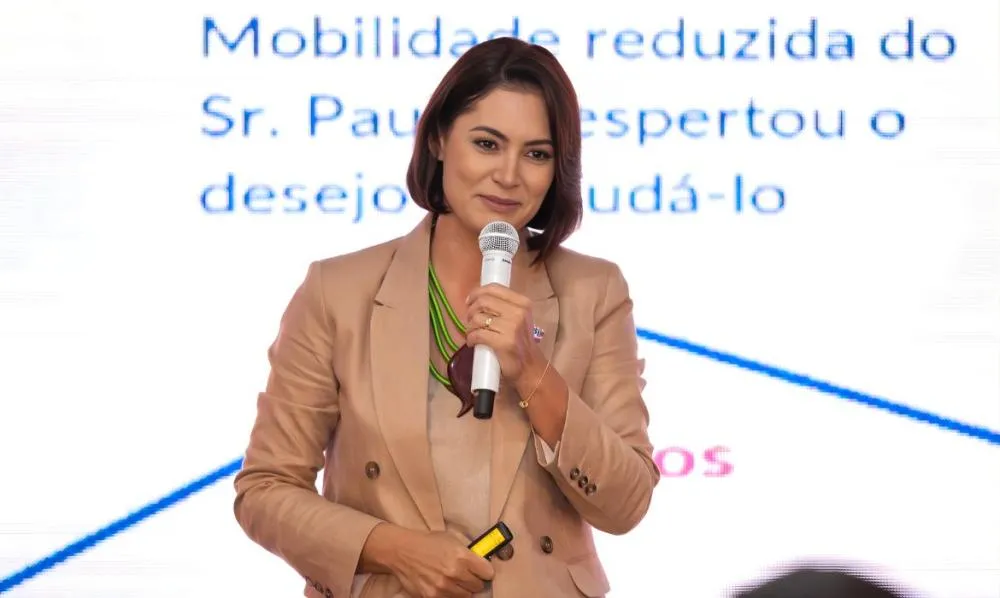 Após desfile pró-Lula na Sapucaí, Michelle critica: “Fé exposta a escárnio”