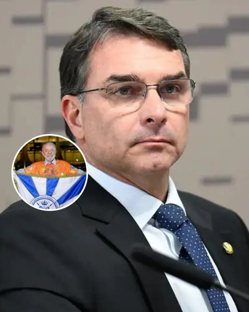Flávio Bolsonaro anuncia ação no TSE contra “crimes do PT na Sapucaí” após desfile em homenagem ao presidente