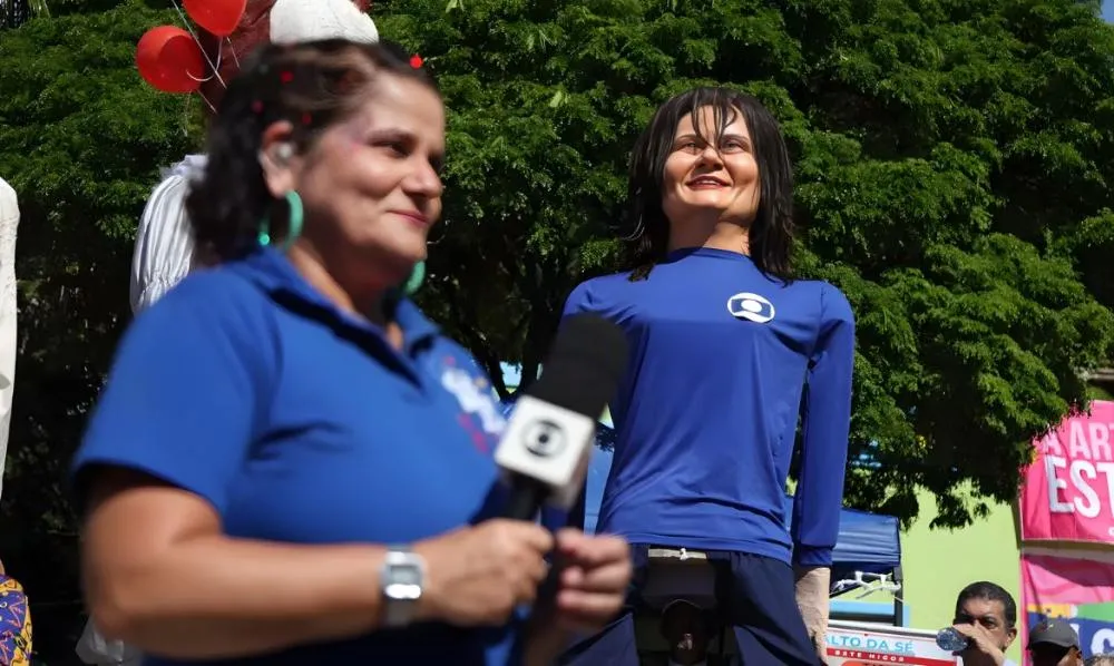 Repórter da Globo brinca após ganhar boneco gigante em Olinda: “Para entrevistar Wagner Moura”