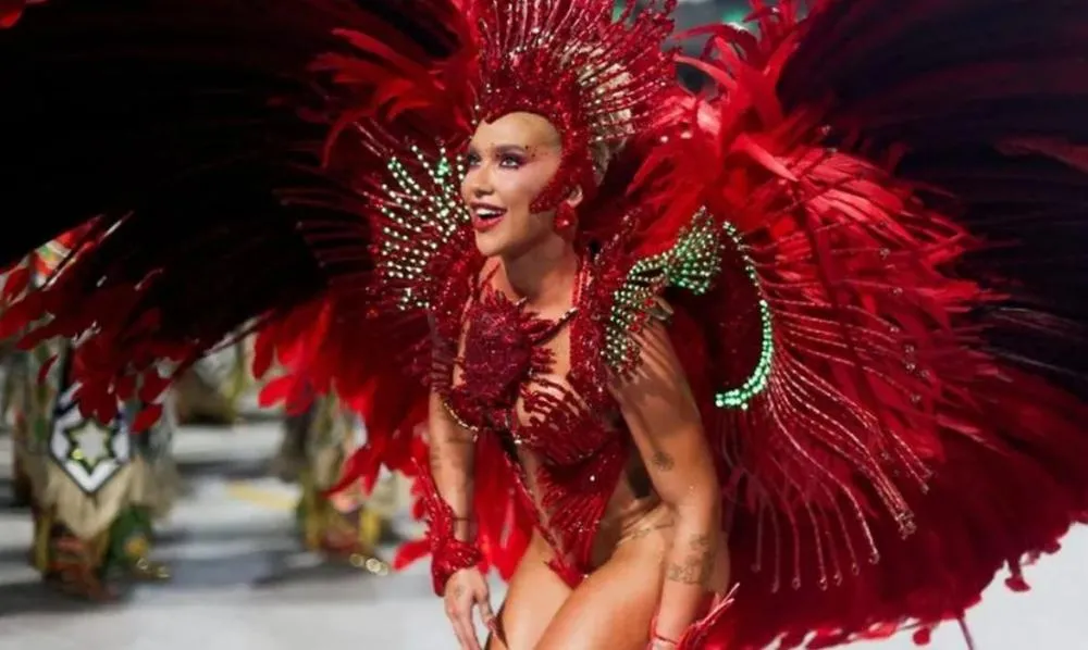 Instantes antes de sua estreia como Rainha de Bateria, Virginia relata bronca em bastidores da Grande Rio