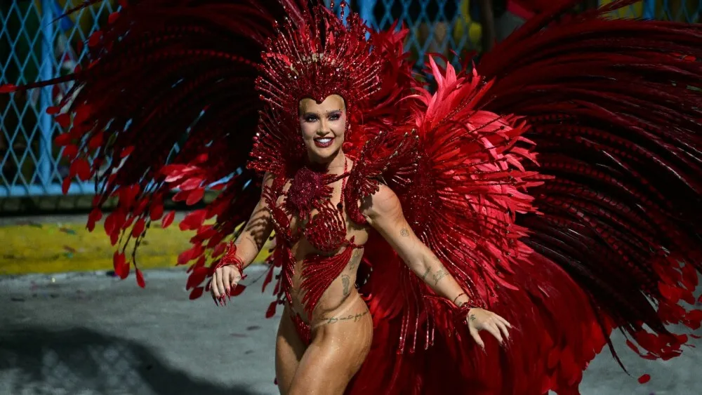 Estilista de Virginia se manifesta após problema com costeiro na Sapucaí