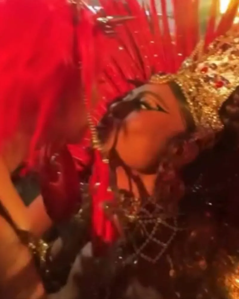 Sabrina Sato e Juliana Paes viralizam com selinho durante desfile na Sapucaí