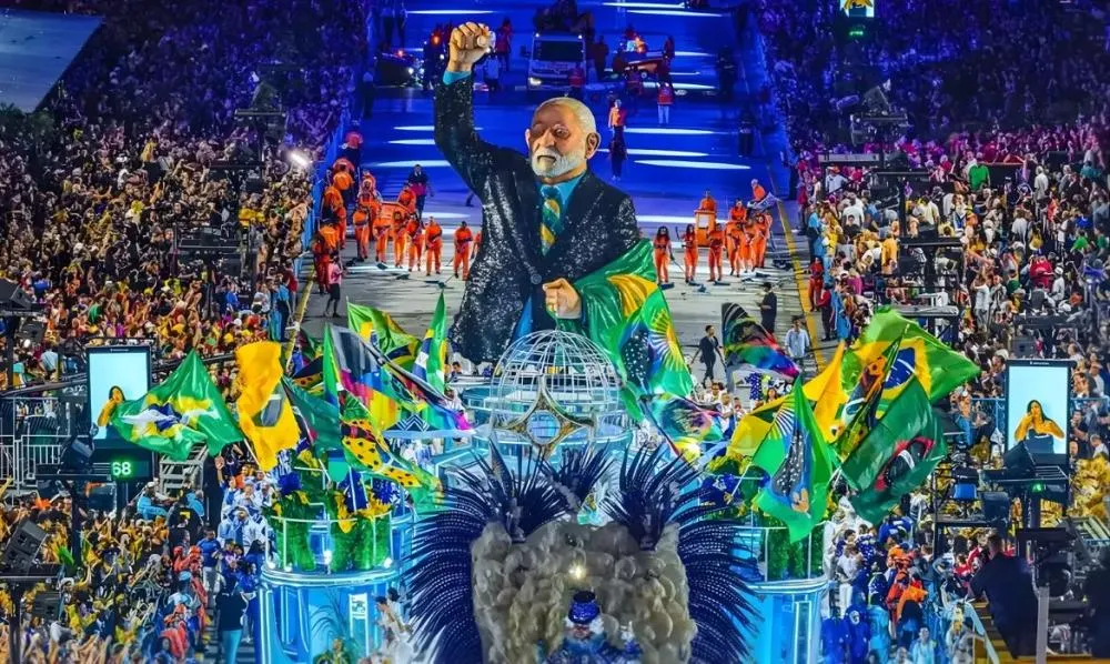 Oposição comemora rebaixamento de escola de samba após homenagem ao Lula na Sapucaí