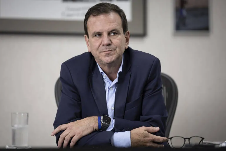 Prefeito Eduardo Paes vira alvo de críticas após vídeo em camarote na Sapucaí